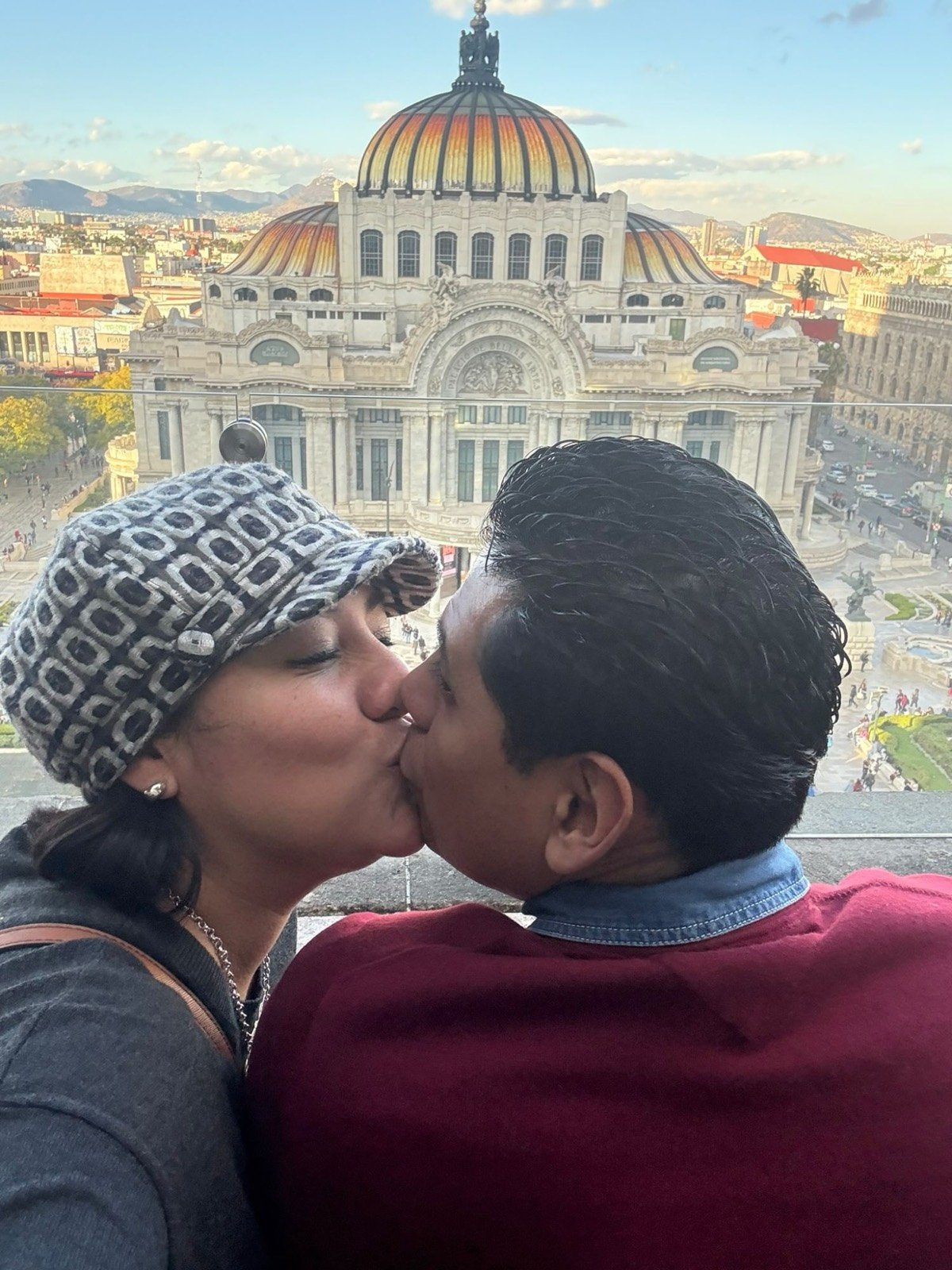 Ofelia y Alberto besándose frente al Palacio de Bellas Artes