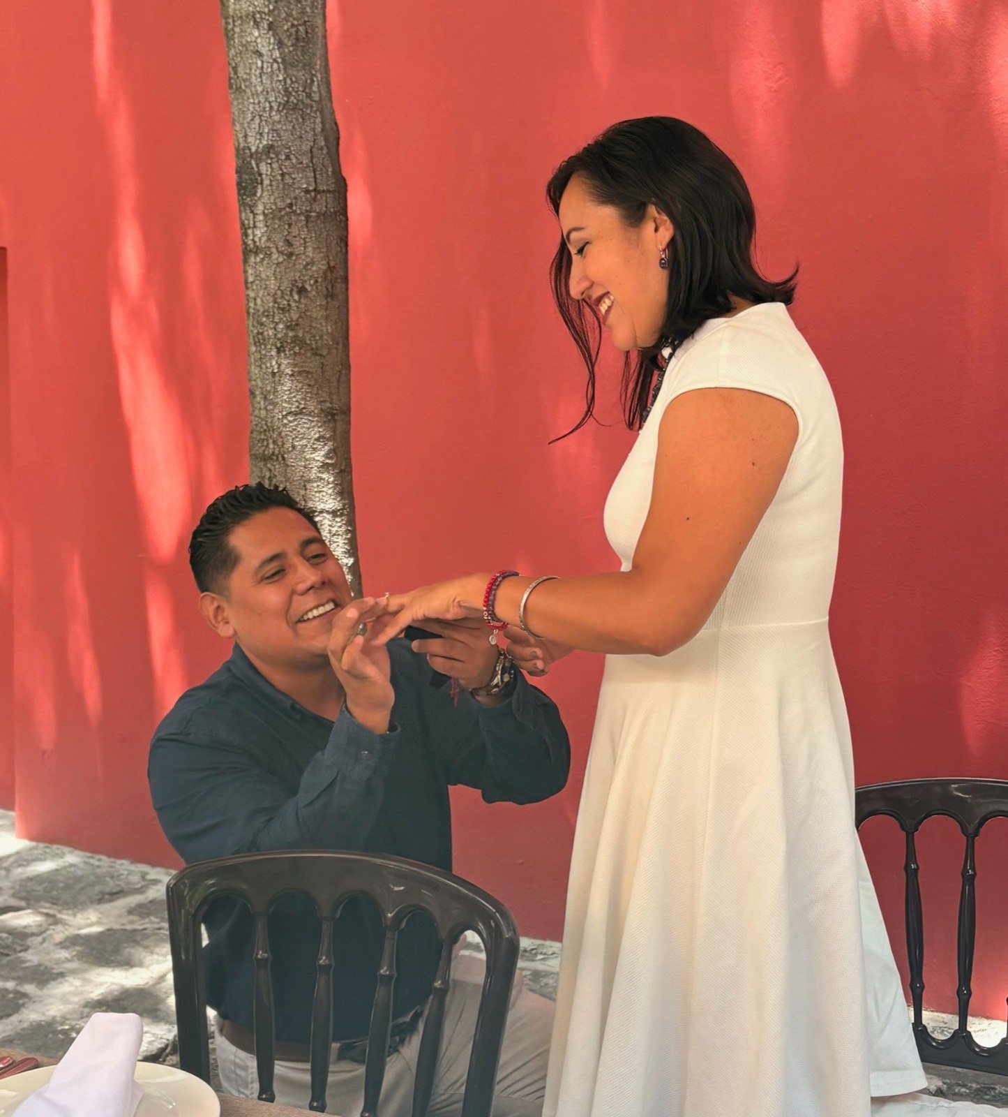 Alberto colocando el anillo de compromiso a Ofelia