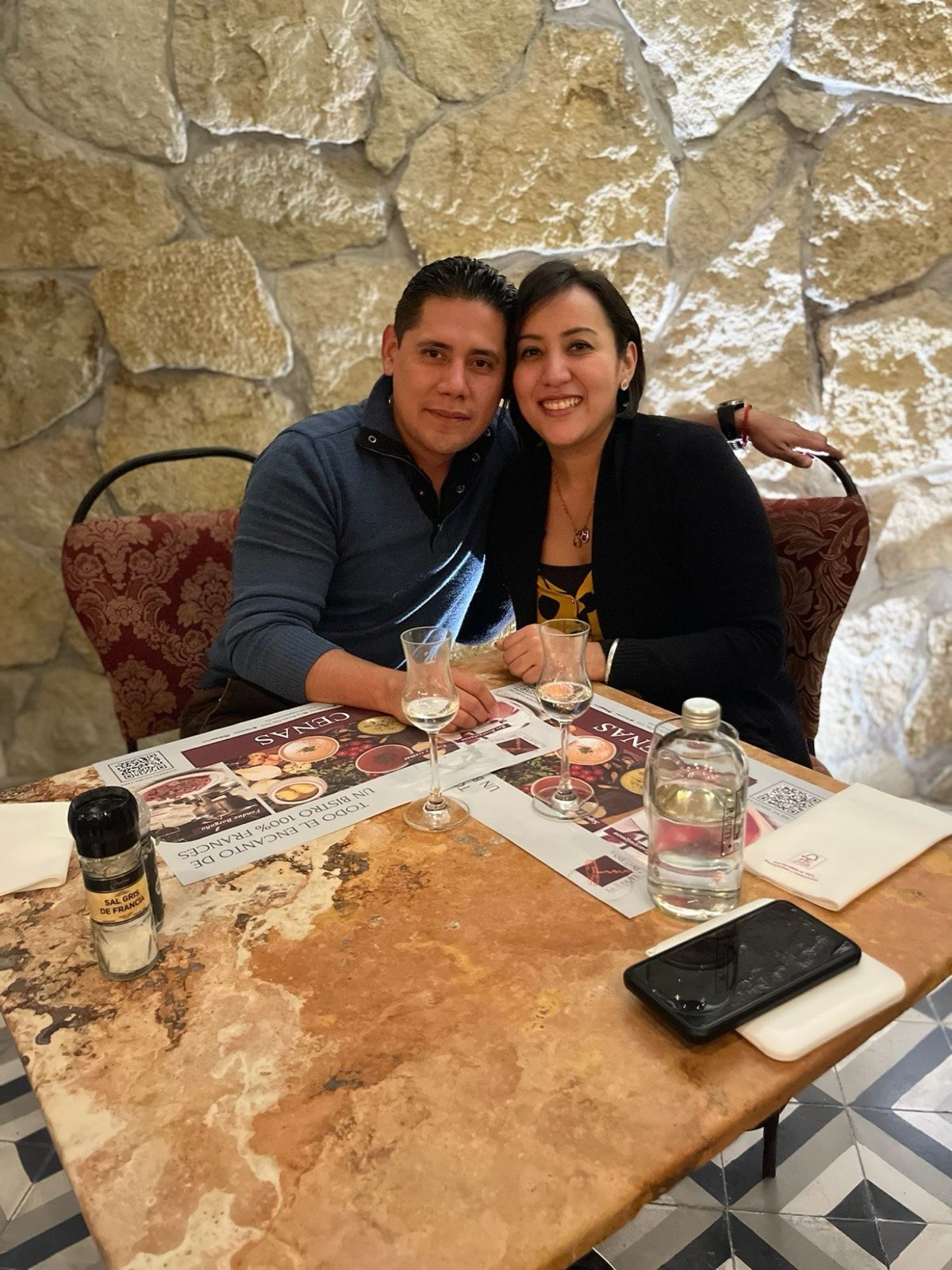 Ofelia y Alberto abrazados en un restaurante