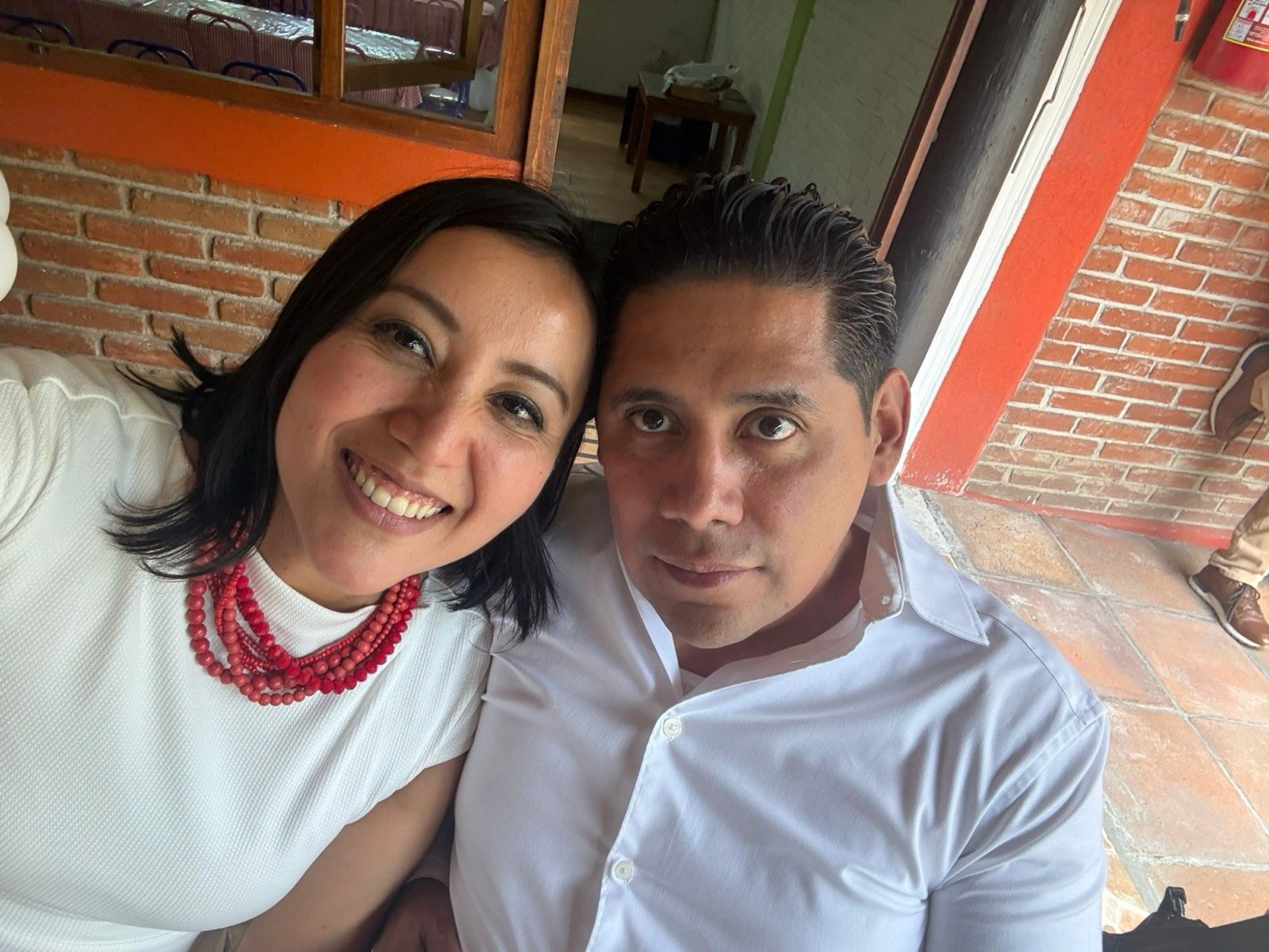 Ofelia y Alberto vestidos de blanco