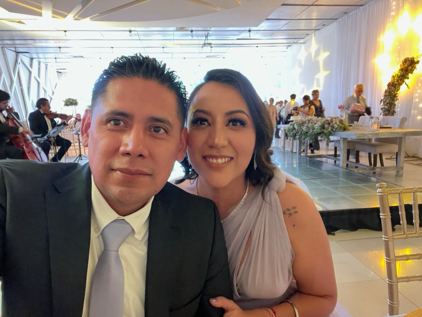 Ofelia y Alberto en un salón de eventos