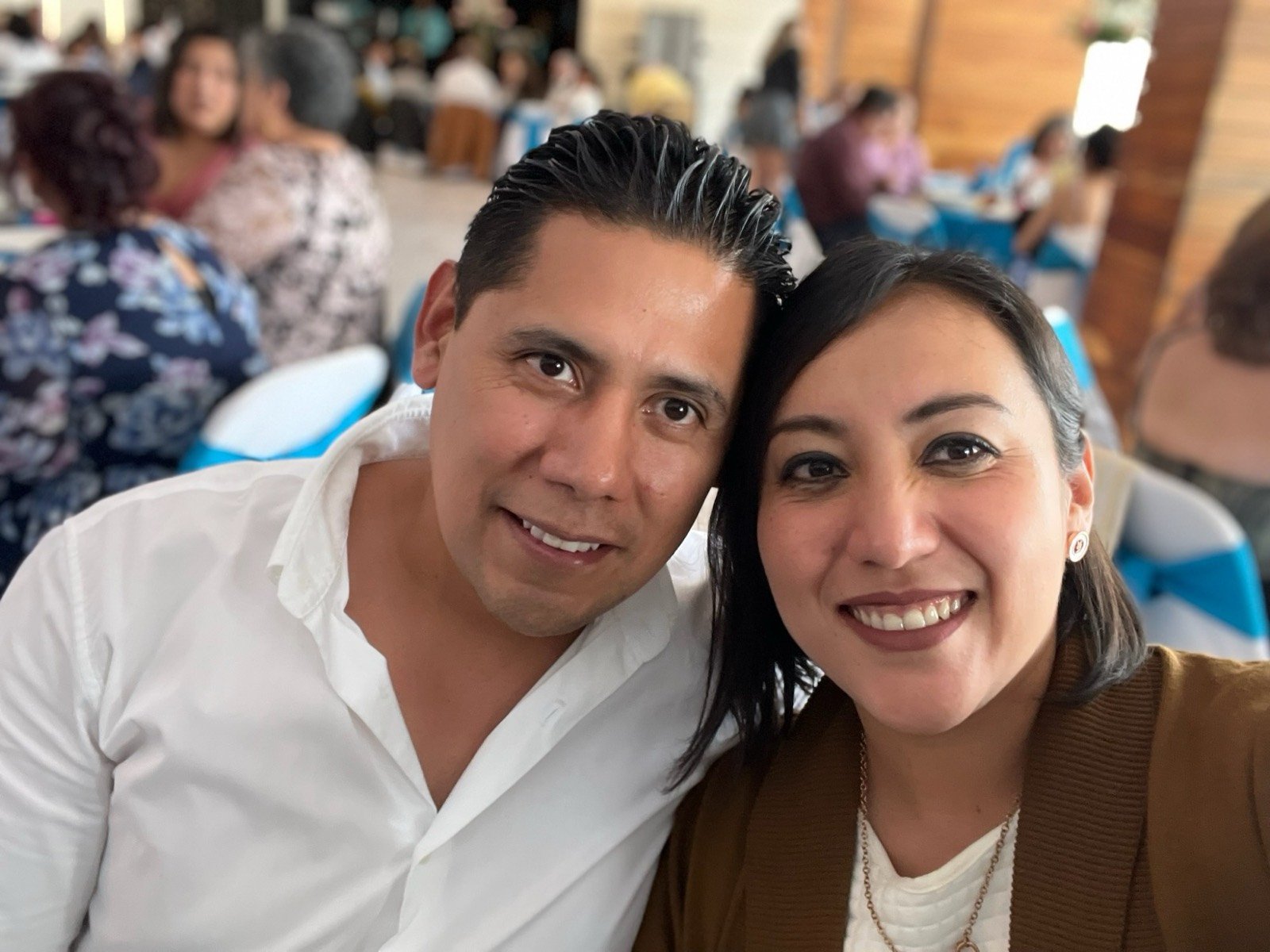 Ofelia y Alberto sonriendo en una celebración