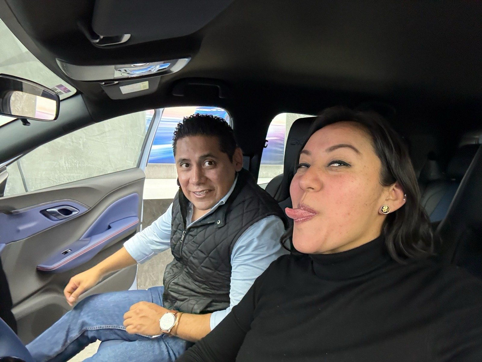Ofelia y Alberto divirtiéndose dentro de un auto